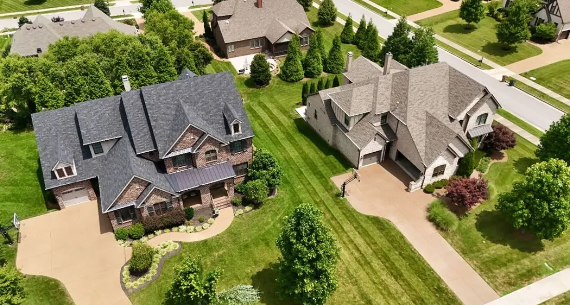 Asphalt shingle roofing in Arrington, Tennessee