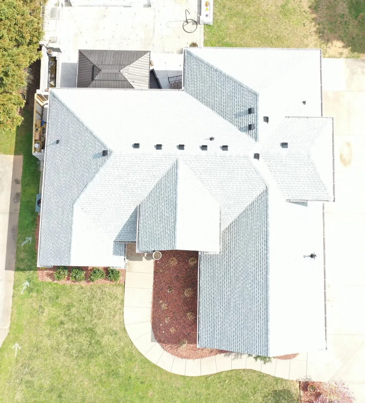 Roofing work on a Murfreesboro, Tennessee home